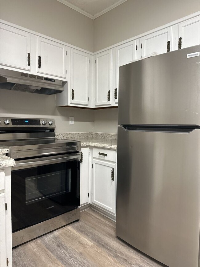 Building Photo - Charming 2-bedroom, 1-bathroom home