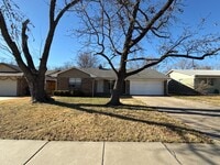Building Photo - Start the year off in this charming 3 bed, 2 bath Broken Arrow home!