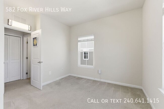 Building Photo - 582 Fox River Hills Way