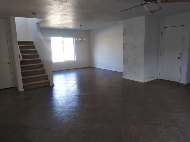 Building Photo - 3BR, 2.5BA, 2CG