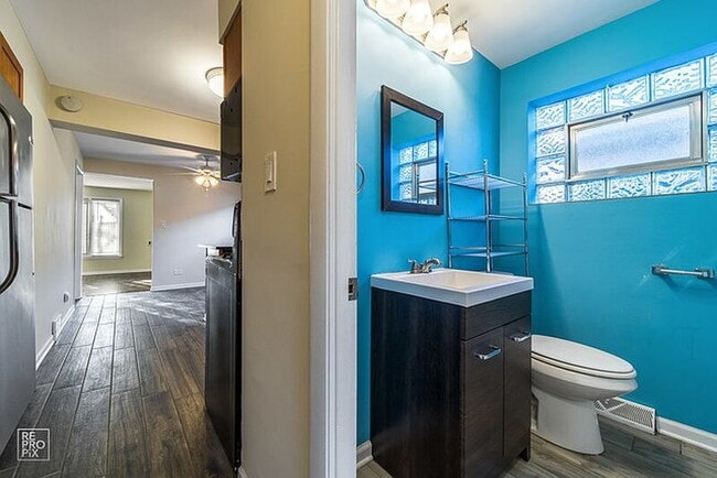 Building Photo - Located in Chicago’s desirable Mount Greenwood neighborhood