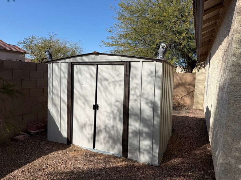 Building Photo - 1347 E 10th Pl