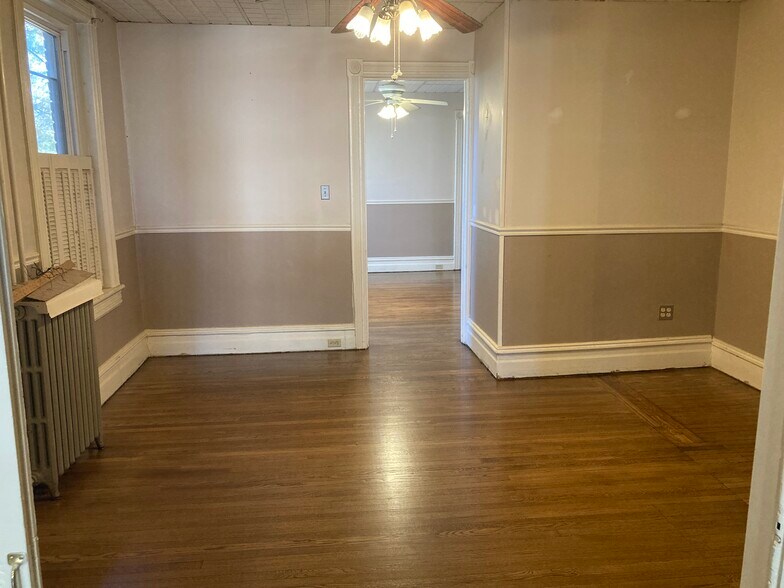 Building Photo - 304 E Broad St