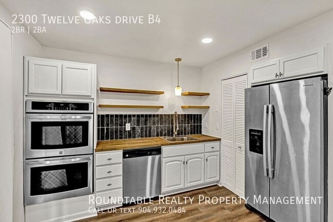 Building Photo - 2300 Twelve Oaks Dr