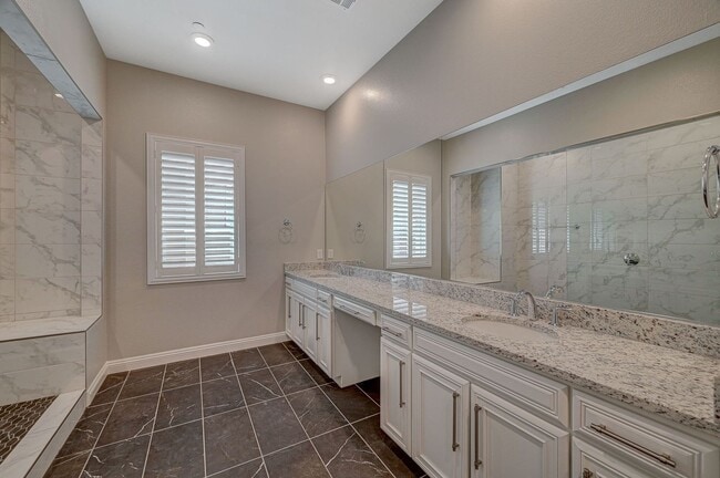 Building Photo - Mira Villa