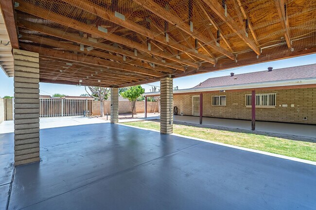 Building Photo - Move in Ready! 3 Bedrooms, 3 Bathrooms & P...