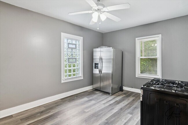 Building Photo - 6 bedroom 2 bath $2250