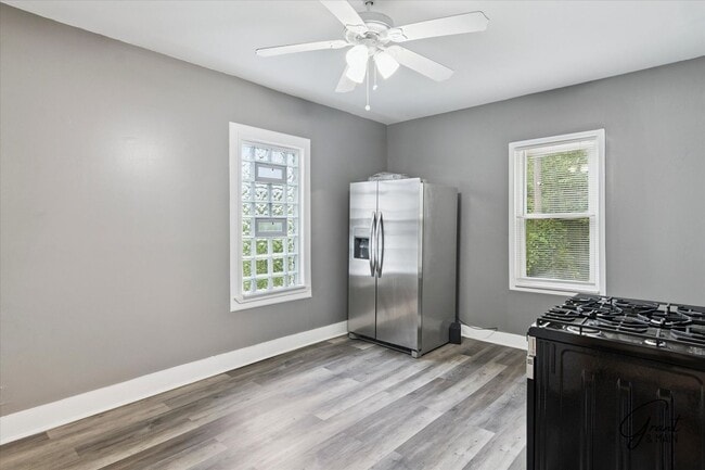 Building Photo - 6 bedroom 2 bath $2350