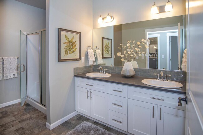 Building Photo - MOVE IN SPECIAL **Move-in Special of 1 MONTH FULL FREE with a 12- or 18-month lease** 2 Bed 2 Bat...