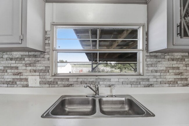 Building Photo - *SPACIOUS HOME IN PIKEVILLE SCHOOL DISTRICT*