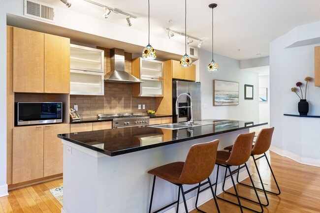 Building Photo - Gorgeous condo with city views