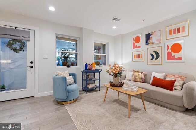 Building Photo - 210 Varnum St NW