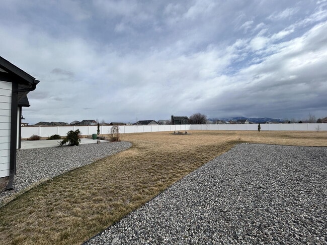 Building Photo - Luxury 4 Bed / 2 Bath Home on .84 Acres – UTILITIES INCLUDED - 3 Car Garage – RV Parking