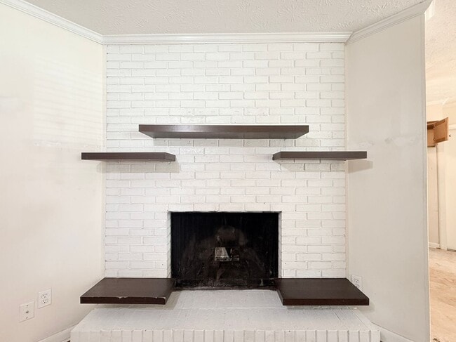 Building Photo - Spacious Living, Modern Updates & Fully Fenced Yard