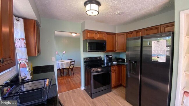 Building Photo - 642 Parkland Pl