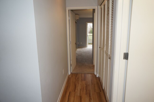 Building Photo - S. Landing 2 bedroom condo with Willamette...