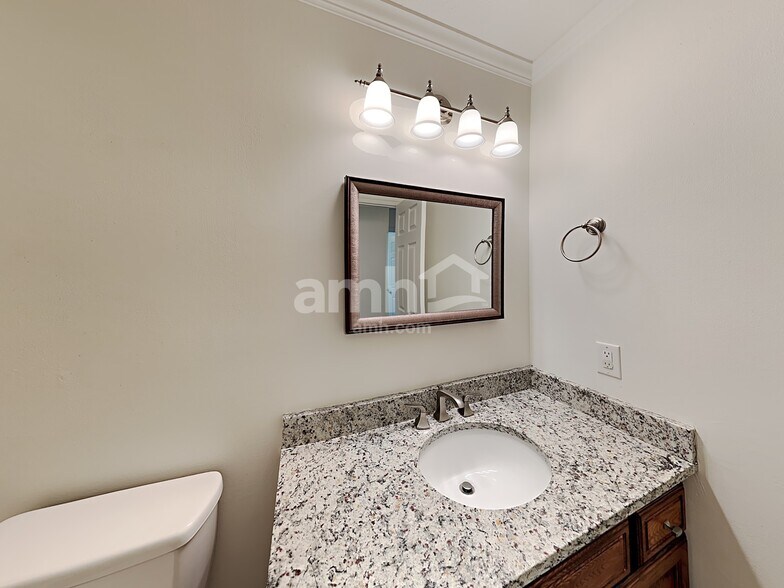 Building Photo - 5069 S Vista Dr