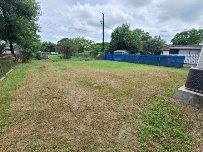 Building Photo - Quaint 3Bed/2Bath With a HUGE YARD!!