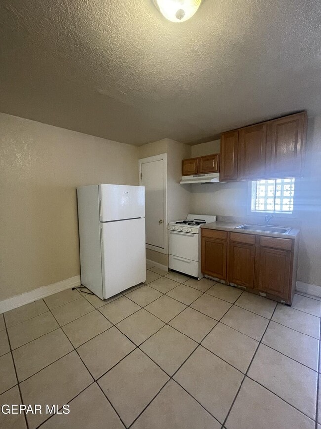 Building Photo - 3419 La Luz Ave