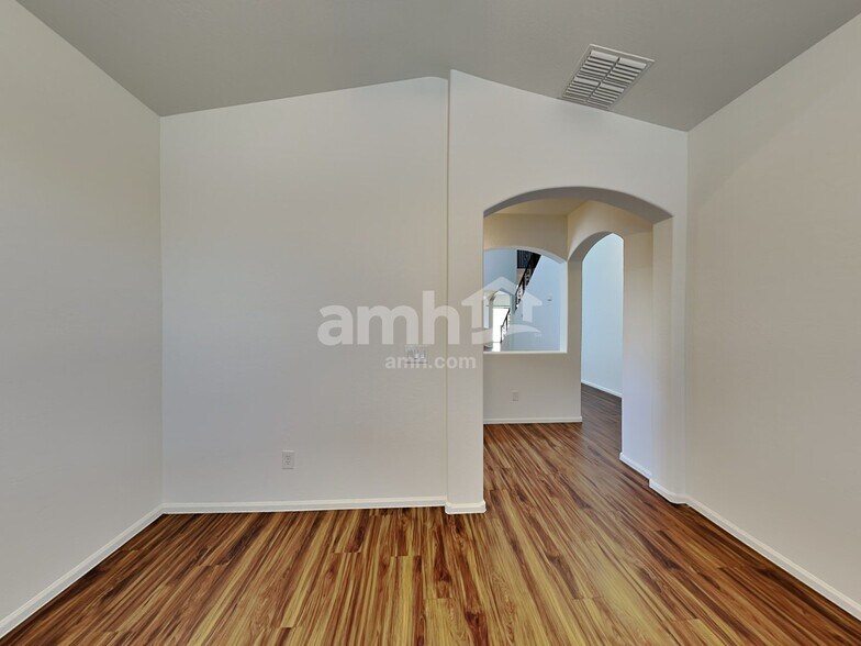 Building Photo - 17658 W Bloomfield Rd