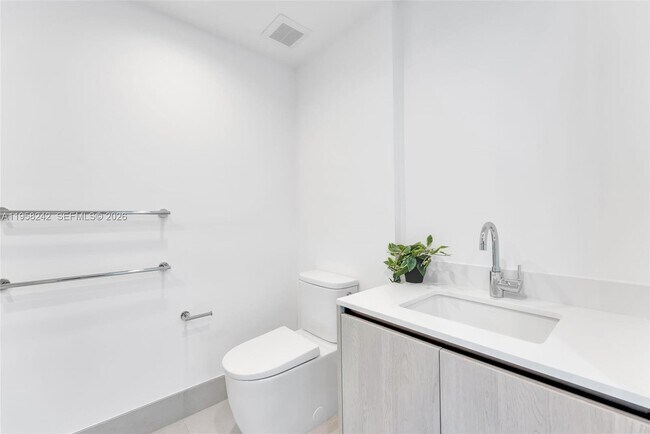 Building Photo - 9221 E Bay Harbor Dr