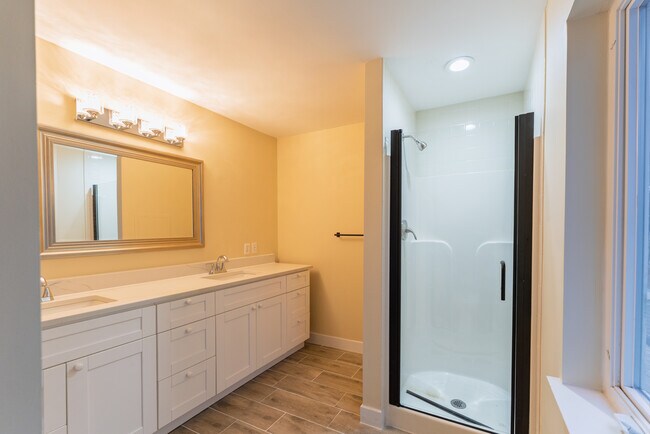 Building Photo - 208 Castlewood Dr