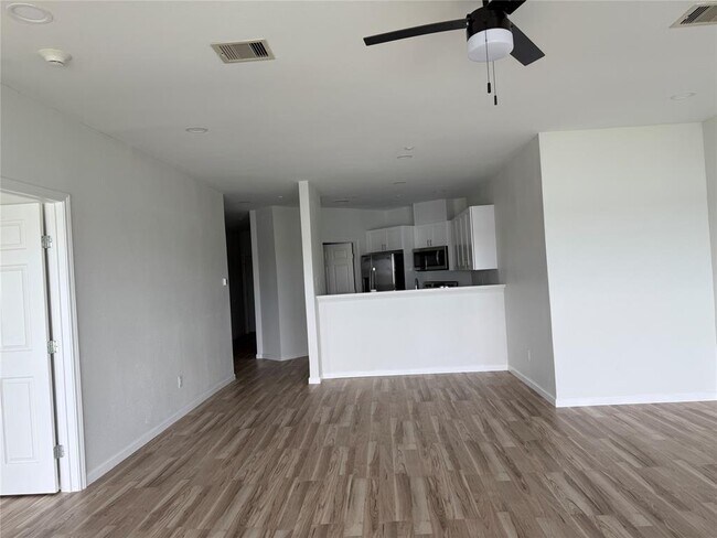 Building Photo - 401 Lakeside Ln