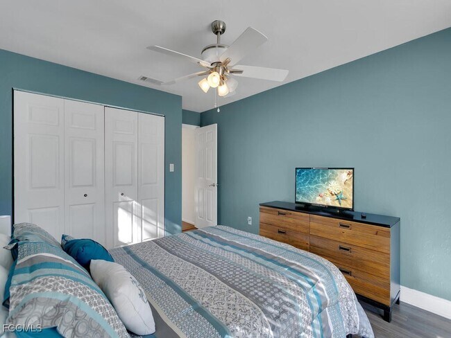 Building Photo - 908 SE 35th Terrace