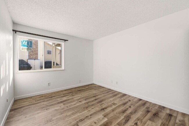 Building Photo - Light and Bright 2-Bed 2-Bath Home Available Immediately!