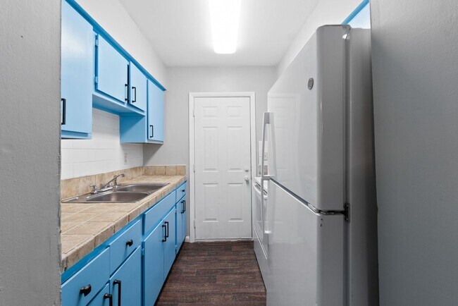 Building Photo - Duplex - For Rent West Side $ 1200.00/Month