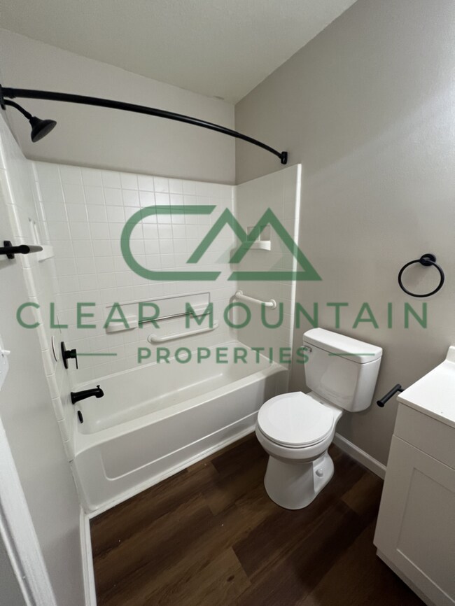 Building Photo - MOVE-IN SPECIAL! 1 MONTH FREE - Modern Upd...