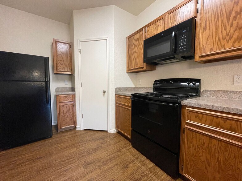 Building Photo - 1525 Justin Lp