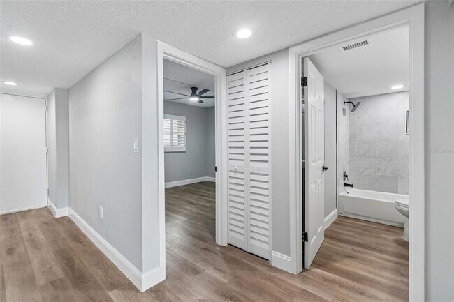 Building Photo - 7050 Sunset Dr S