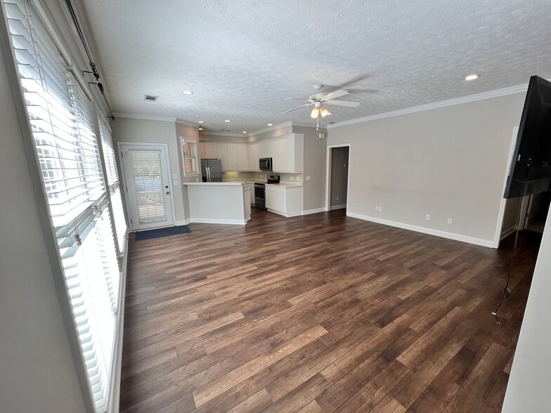 Building Photo - 2209 Clairmont Cir