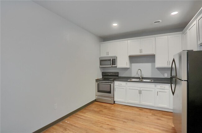 Building Photo - 526 Fallowfield Ave
