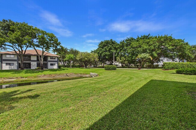 Building Photo - 15451 Pembridge Dr