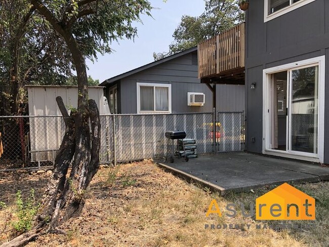 Building Photo - Cute Apartment with yard