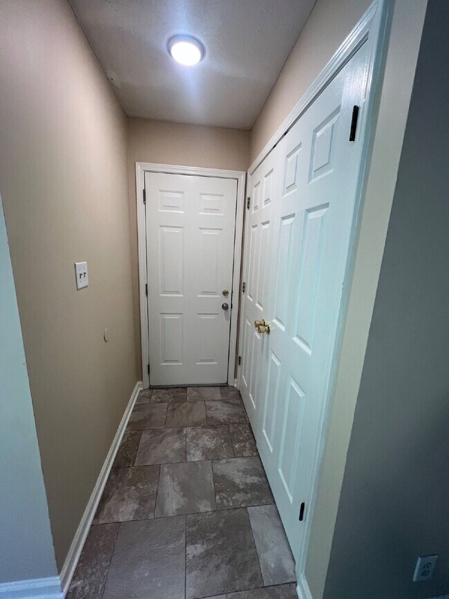 Building Photo - 3413 Clearwater Dr