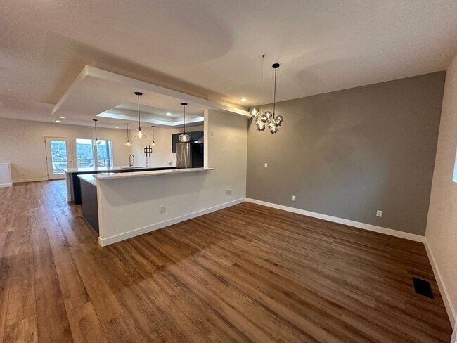 Building Photo - Application Pending - 3 Bedroom Townhouse For Rent In Hood River