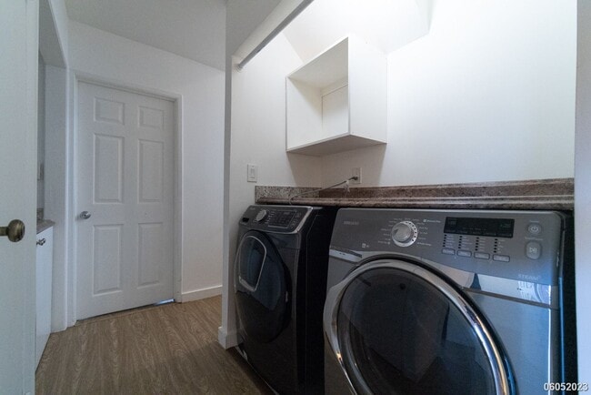 Building Photo - Spacious 4BR/2.5BA/2PKG Townhome with Ocea...