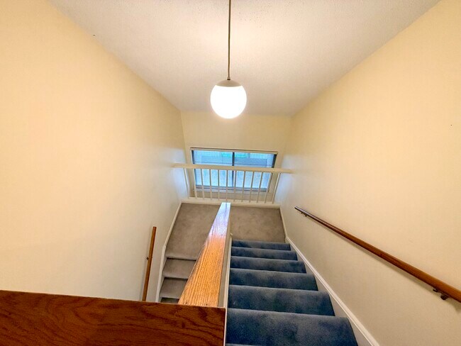 Building Photo - 40 Crossroads Ln