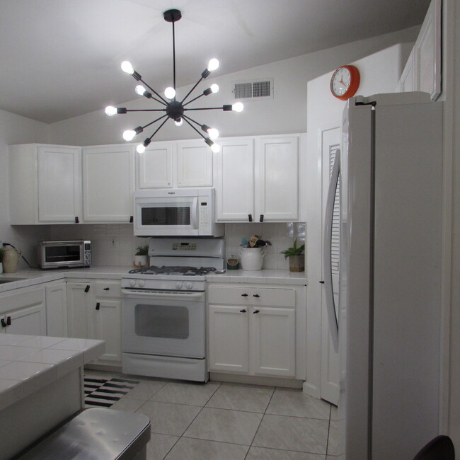 Building Photo - 51240 Avenida Velasco