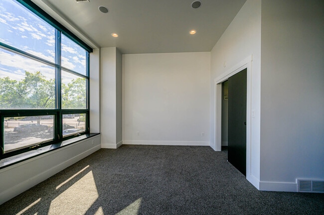 Building Photo - 423 W College Ave