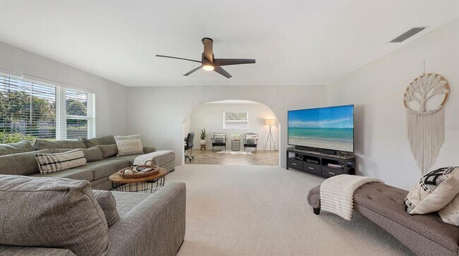 Building Photo - 6717 Roxbury Dr