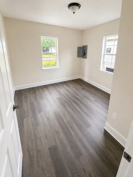 Building Photo - 1864 Snipe St