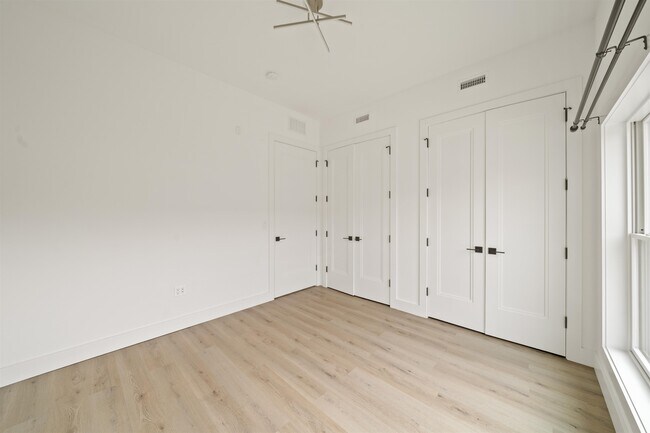Building Photo - 491 Broadway