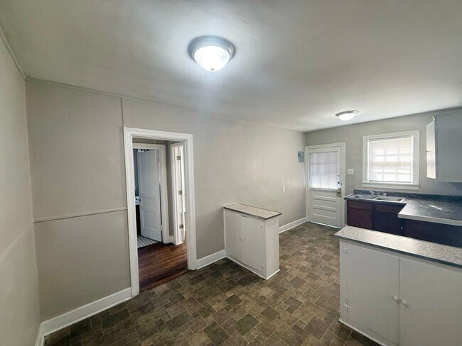 Building Photo - 406/408 N Bellevue Blvd