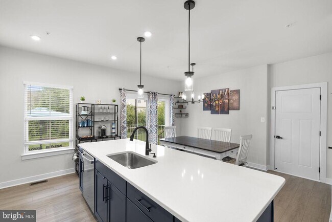 Building Photo - 1713 Aurora Way