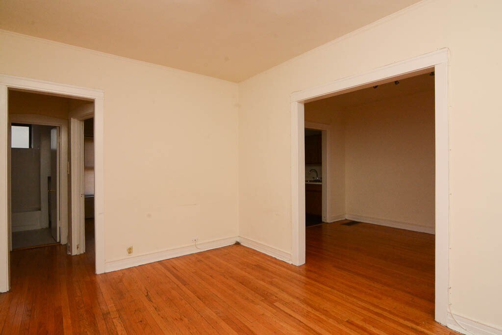 Building Photo - 834 W Waveland Ave