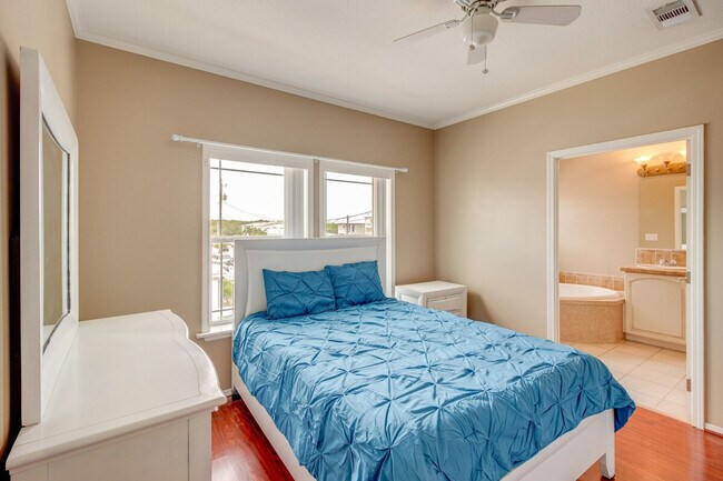 Building Photo - 210 W 2nd Ct